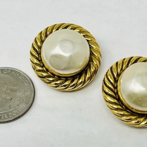 Chanel authentic Pearl Clip On Earrings vintage - Picture 5 of 10